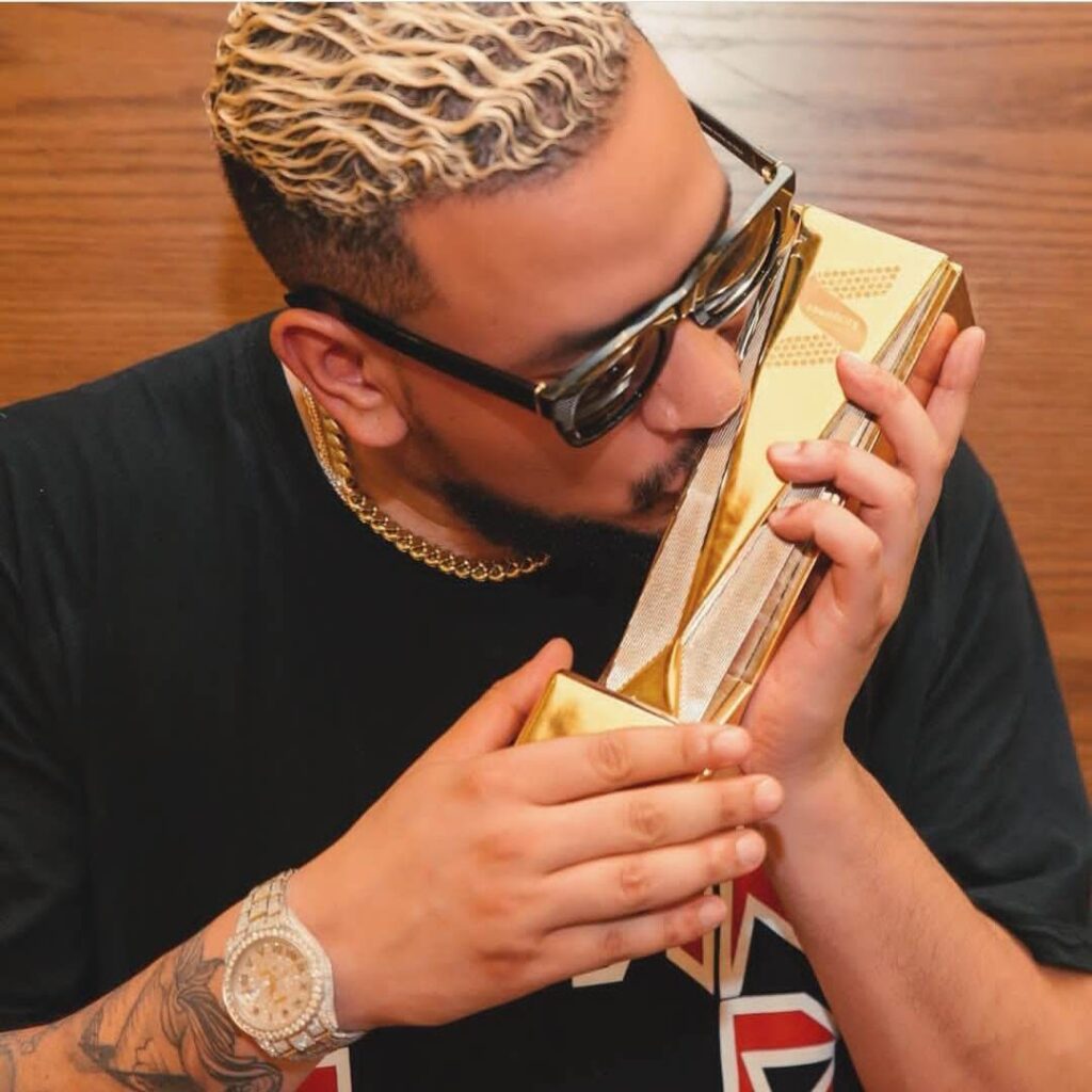 AKA Shows Off SAMA Award, Says It's The First In SAMA's History vuzacast