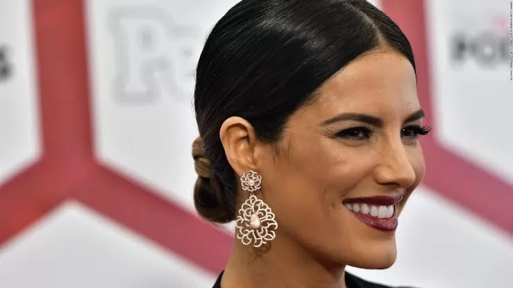 Gaby Espino is Amanda Brown/Santa Martínez