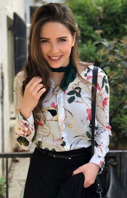 Selin Sezgin as Melek Ozer