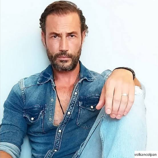 Volkan Colpan as Kenan Emiroglu